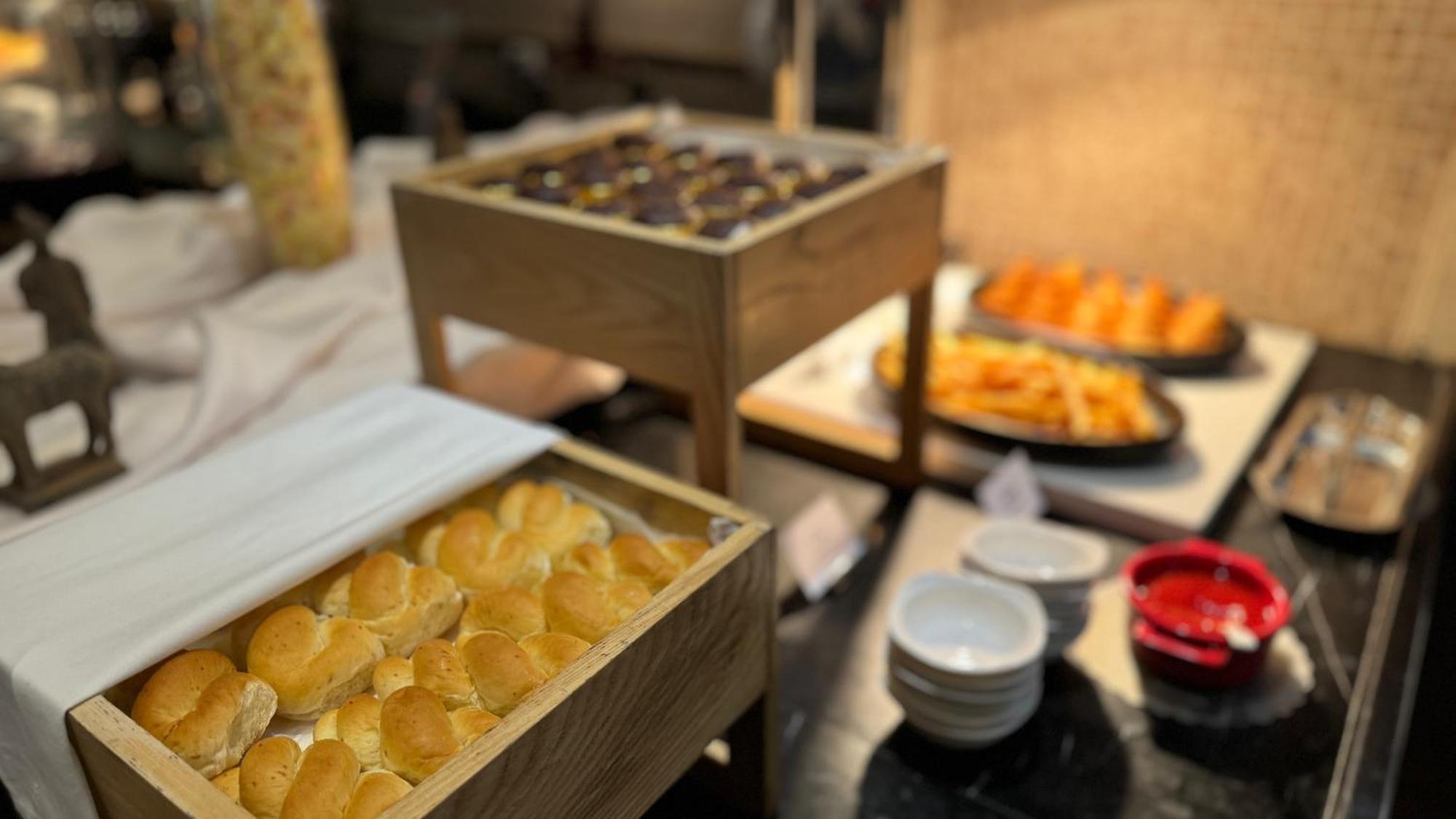 Jin Jiang West Capital International The Bell And Drum Tower Muslim Quarter & Metro Line 6 & Indoor Swimming Pool & Self-service Free Laundry Отель Сиань