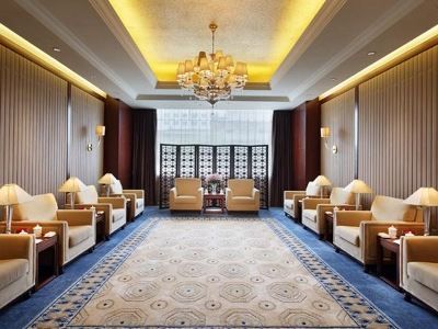 Отель Jin Jiang West Capital International The Bell And Drum Tower Muslim Quarter & Metro Line 6 & Indoor Swimming Pool & Self-service Free Laundry 4*