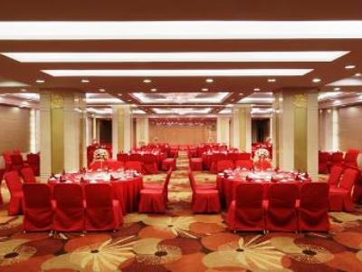 Jin Jiang West Capital International The Bell And Drum Tower Muslim Quarter & Metro Line 6 & Indoor Swimming Pool & Self-service Free Laundry Отель 4*